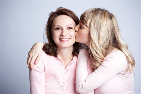 Junge Rote Und Blonde Behaarte M Dchen Versuchen Zu K Ssen Stockbild Bild Von Leute Portr T