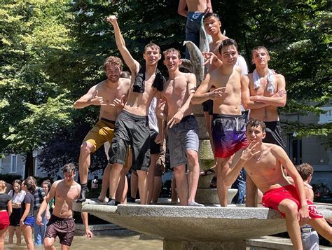 Tornano I Tuffi In Fontana Al Volta E I Flashmob Di Priorit Alla Scuola