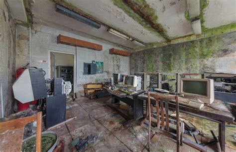 Premium Photo | Old computers from the 80s in an abandoned computing center