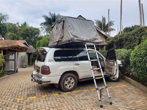 4x4 Toyota Land Cruiser VX V8 With Rooftop Tent