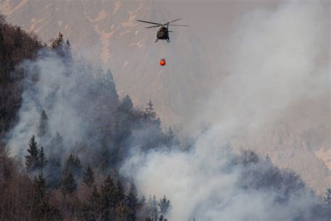 Buknuo veliki požar u Dalmaciji vatru gase tri aviona FOTO