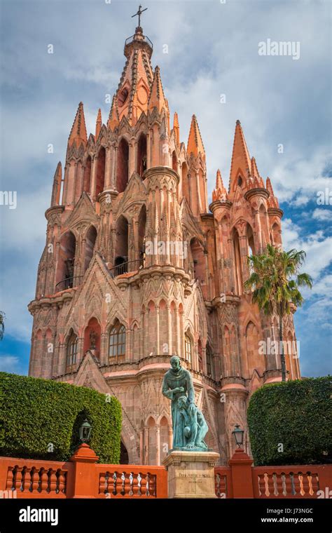 La Parroquia De San Miguel Arcángel En El Centro Histórico De La