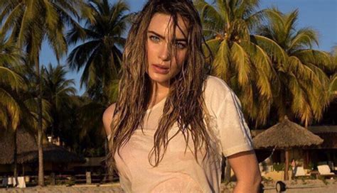 Belinda Se Deja Ver En Diminuto Bikini