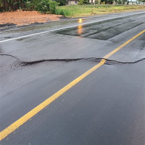 Asfalto racha na BR 470 em Ascurra e trânsito funciona no esquema pare