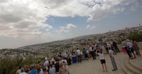 Israel-Palestinian conflict: Why negotiating peace deal is hard