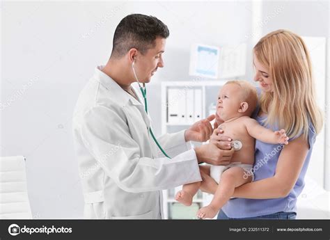 Femme Avec Son B B Rendant Visite M Decin Des Enfants L H Pital Image