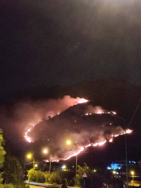 Incendio A Forio Dischia Pompieri In Azione A Montecorvo Evacuazione