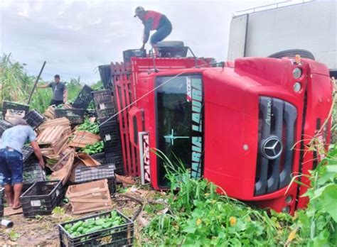 Caminhão carregado de frutas e verduras tomba na BR 222 entre Piauí e