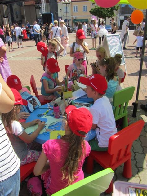 Parada Postaci Bajkowych Z Okazji Dnia Dziecka Biblioteka Dla Dzieci