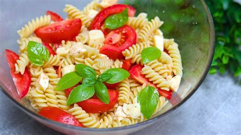 Einfacher Nudelsalat Mit Tomaten Mozzarella Wenig Zutaten In