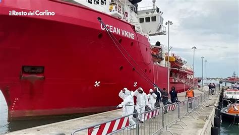 Il Video Della Ocean Viking Arrivata A Ravenna Con Migranti Video