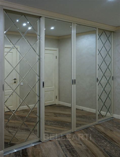 Зеркальные раздвижные двери для гардеробной - 10 фото