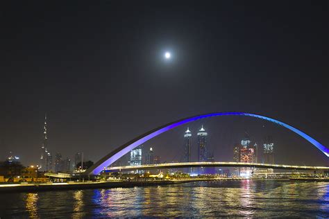 2017-12-02 ILLUMINATED BRIDGE IN DUBAI - heyyouphoto.com