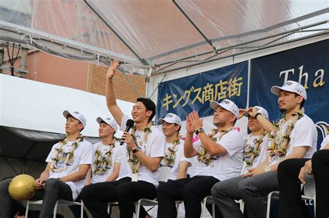 キングス優勝パレード＆報告会 ゲート通り一部封鎖で大盛り上がり 参加全選手コメントも Hub沖縄（つながる沖縄ニュースネット）