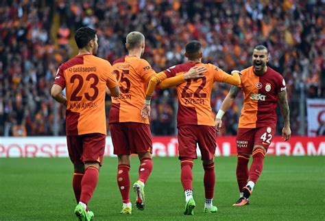 Galatasaray Fenerbah E Yi Geride B Rakt S Per Lig Puan Rekorunu K Rd