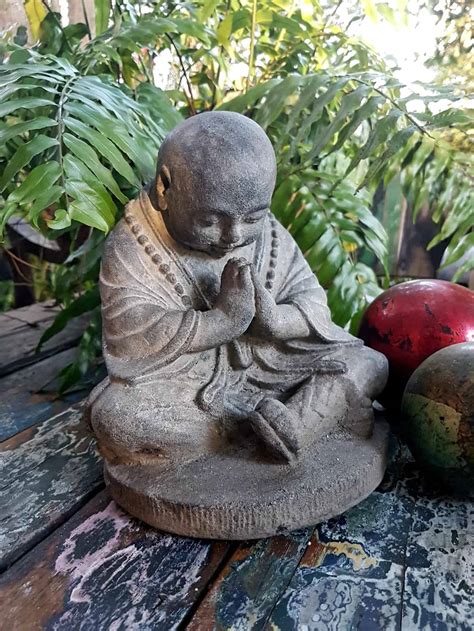 Praying Buddha 20x18cm • Casapandan