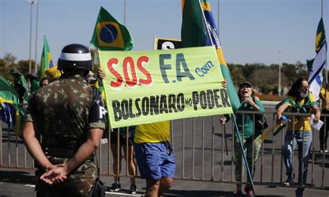 Protesto Leva Cruzes Esplanada Dos Minist Rios Para Criticar