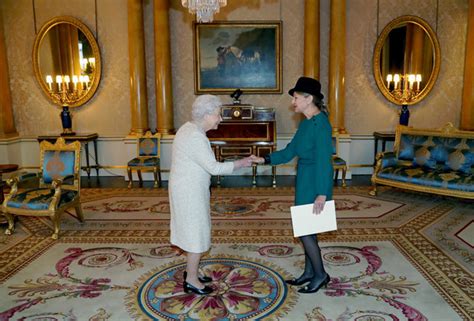 Elizabeth Ii Audience Aux Ambassadeurs Noblesse And Royautés