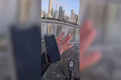 Ca Ador De Tesouros Encontra Iphone Enterrado Na Praia Em Sc Metr Poles