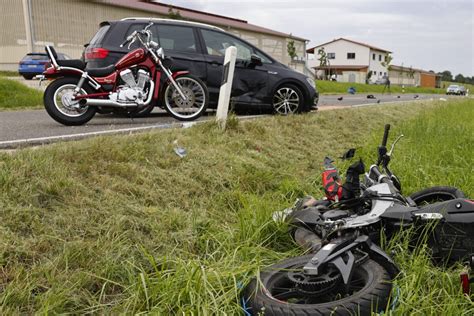 T Dliches Berholman Ver In Allersberg Motorradfahrer Kracht Bei