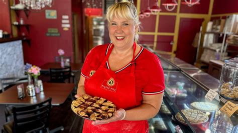 bakery  everett lets customers build   pies kingcom