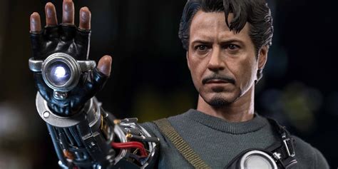 Iron Man La Figure Hot Toys Di Tony Stark Con Il Prototipo Dell Armatura Badtaste