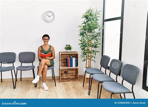 Joven Hispana Leyendo Un Libro Sentada En La Silla En La Sala De Espera