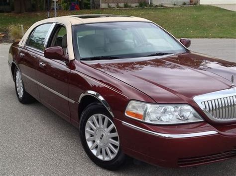 Purchase Used NICE 04 LINCOLN TOWN CAR ULTIMATE SUNROOF In Amelia