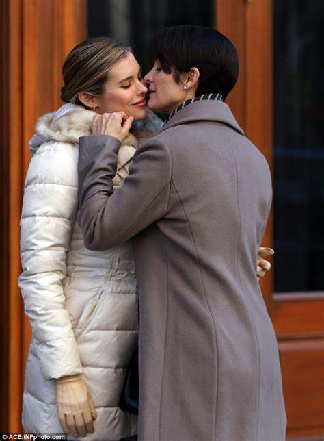 Carrie Anne Moss Shares Lesbian Kiss For Netflix S A K A Jessica Jones Daily Mail Online