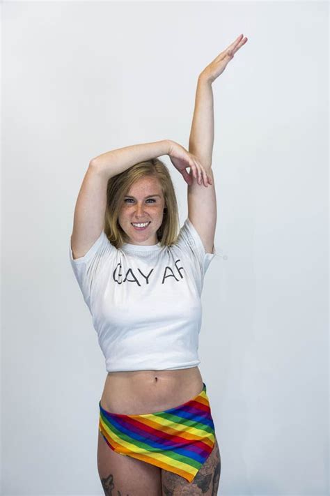 Una Hermosa Mujer LGBT Mostrando Orgullo Gay Imagen De Archivo Imagen De Desfile Alegre