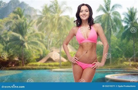 Giovane Donna Felice In Costume Da Bagno Rosa Del Bikini Immagine Stock