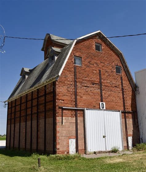 Red Brick Barn Stock Image Image Of Muscatine June 94210215