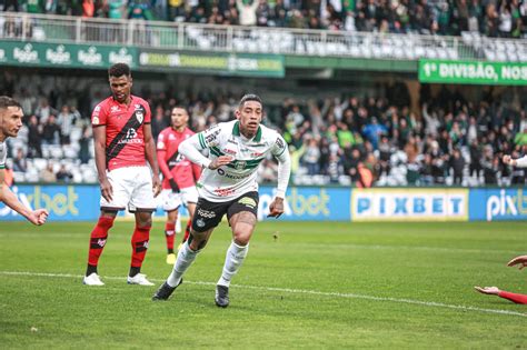 Atlético GO perde confronto direto para o Coritiba e segue na penúltima