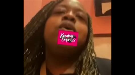 KreamyEmpress meando en baño público XVIDEOS