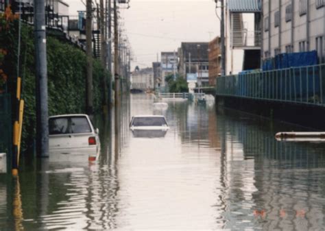 Rakuraku On Twitter 降水量20ミリ超えるらしいと耳にし、今あまりに雨と風が強いのでビビって東海豪雨もすごかっただろう