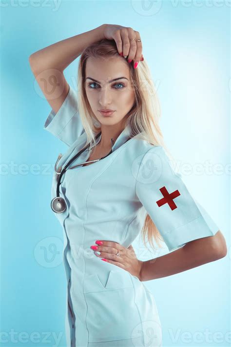 jolie infirmière blonde en robe médicale blanche avec stéthoscope Photo de stock chez