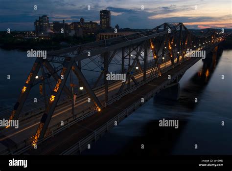 Alexandra Bridge between Ottawa and Gatineau Stock Photo - Alamy