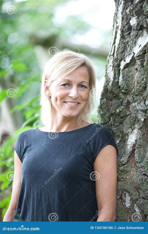 Portret Van Een Leuke Blonde Skandinavische Vrouw Stock Foto Image Of Naughty Sportief 134746186