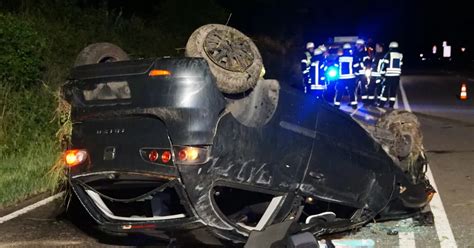 Zwischen Wilferdingen und Pforzheim Auto kommt von Straße ab und