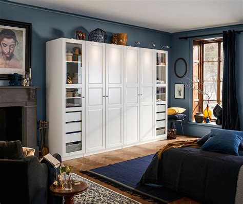 Weißer Kleiderschrank mit vielen Fächern - IKEA