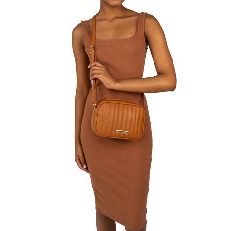 Bolsa Tiracolo Nude Mel Alça de Ombro e Metais Dourados ARICCIA 2