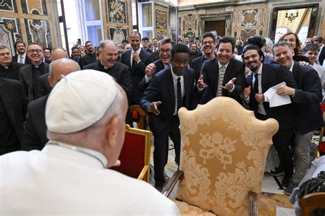 Le Pape Fran Ois S Amuse Lors De Sa Rencontre Avec Des Humoristes De Renom