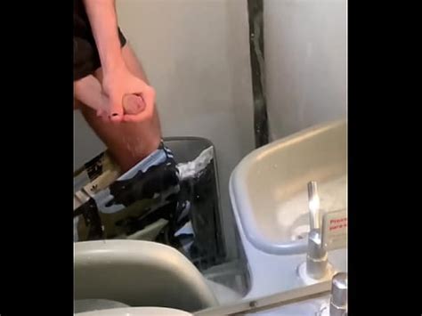 hombre heterosexual travieso corriéndose en el baño del autobús XVIDEOS