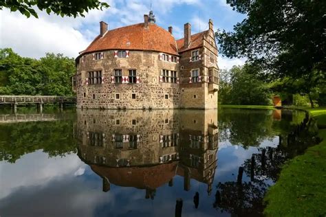Замки на воде в Германии: 20 самых красивых и эффектных объектов