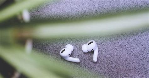 Simple Tips To Keep Airpods From Falling Out Headphonesty