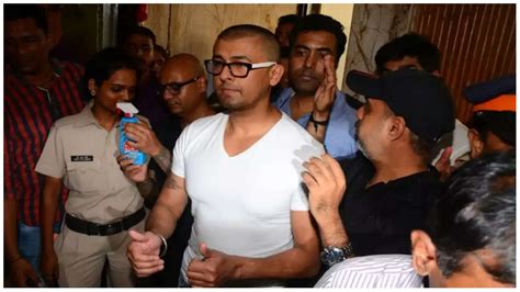 Sonu Nigam Was Assaulted For Not Getting A Selfie Watch Video सेल्फी ना मिलने पर सोनू निगम को