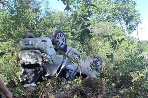 Homem Invade Contram O E Capota Carro Ao Tentar Desviar De Ve Culo Em