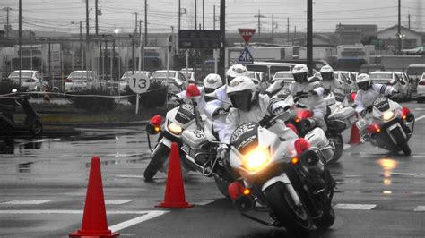 これぞ白バイ隊員！雨で滑りやすい路面もなんのその！埼玉県警察交通機動隊デモ走行japanese Motorcycle Police