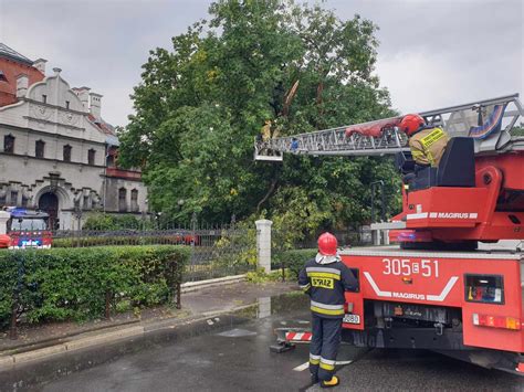 Burza I Ulewa Nad Odzi W Wielu Miejscach Utworzy Y Si Rozlewiska