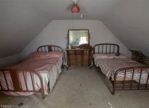 Tiny 4 Bedroom Abandoned House | Freaktography